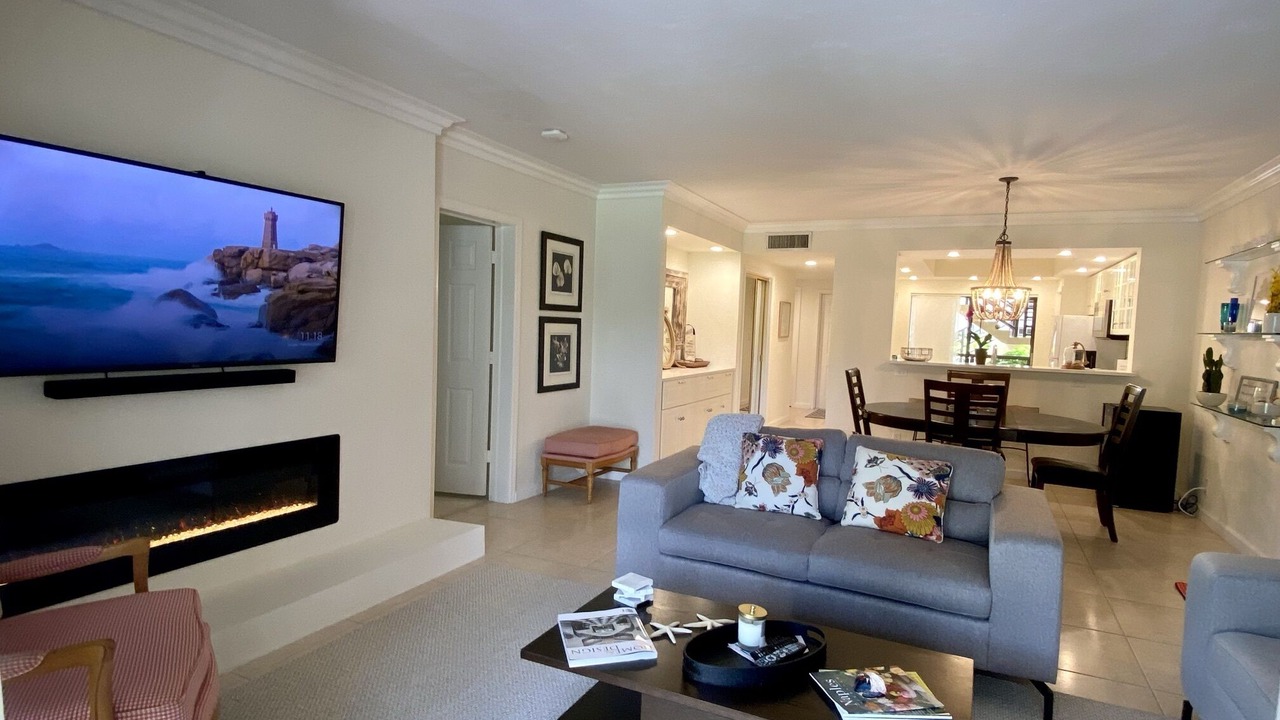 Photo of Livingroom in Pelican Bay