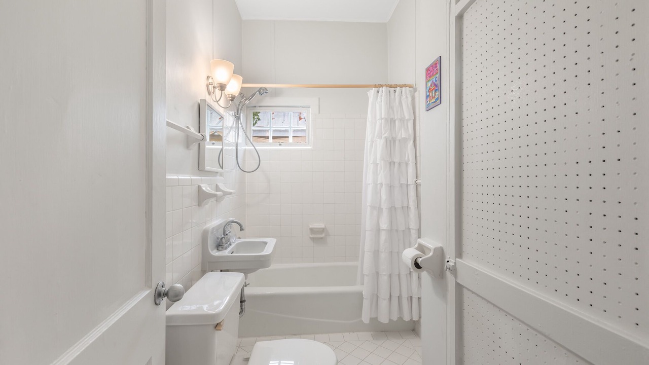 Photo of Bathroom in White St. Gallery