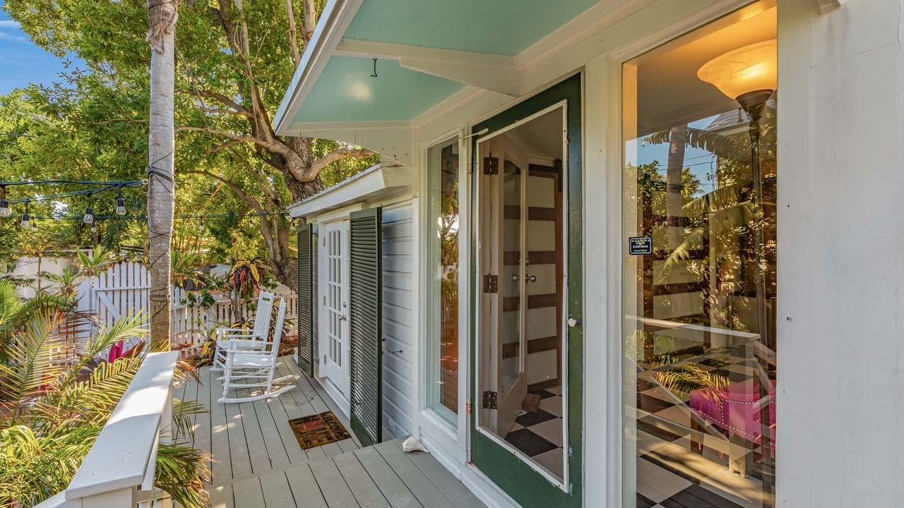 Photo of Outdoor in White St. Gallery