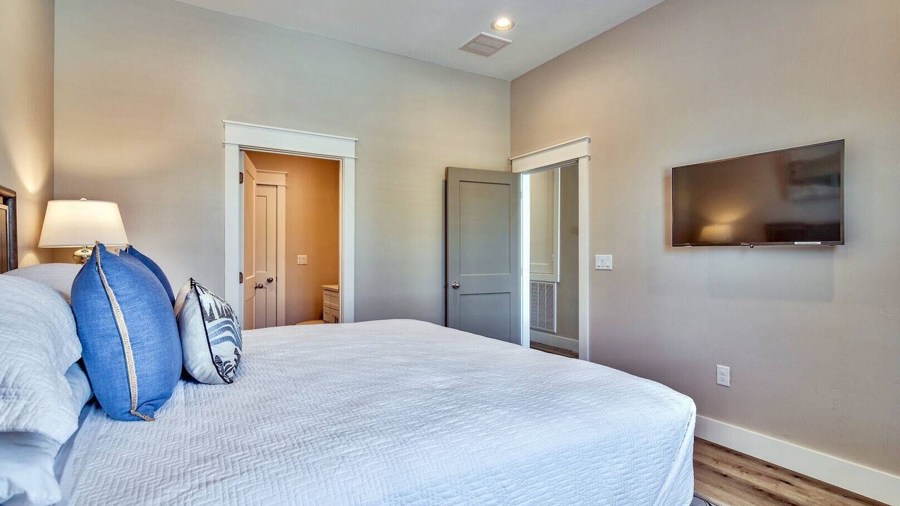 Photo of Bedroom in Crystal Shores