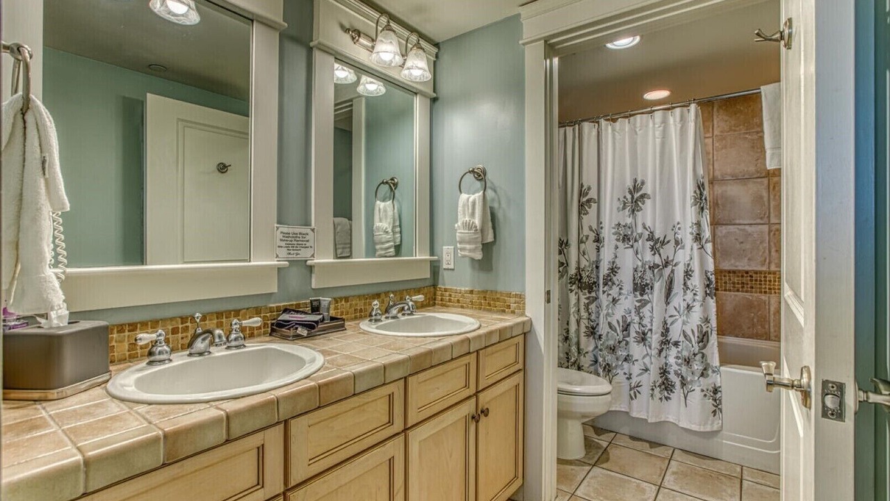 Photo of Bathroom in Baytowne Wharf