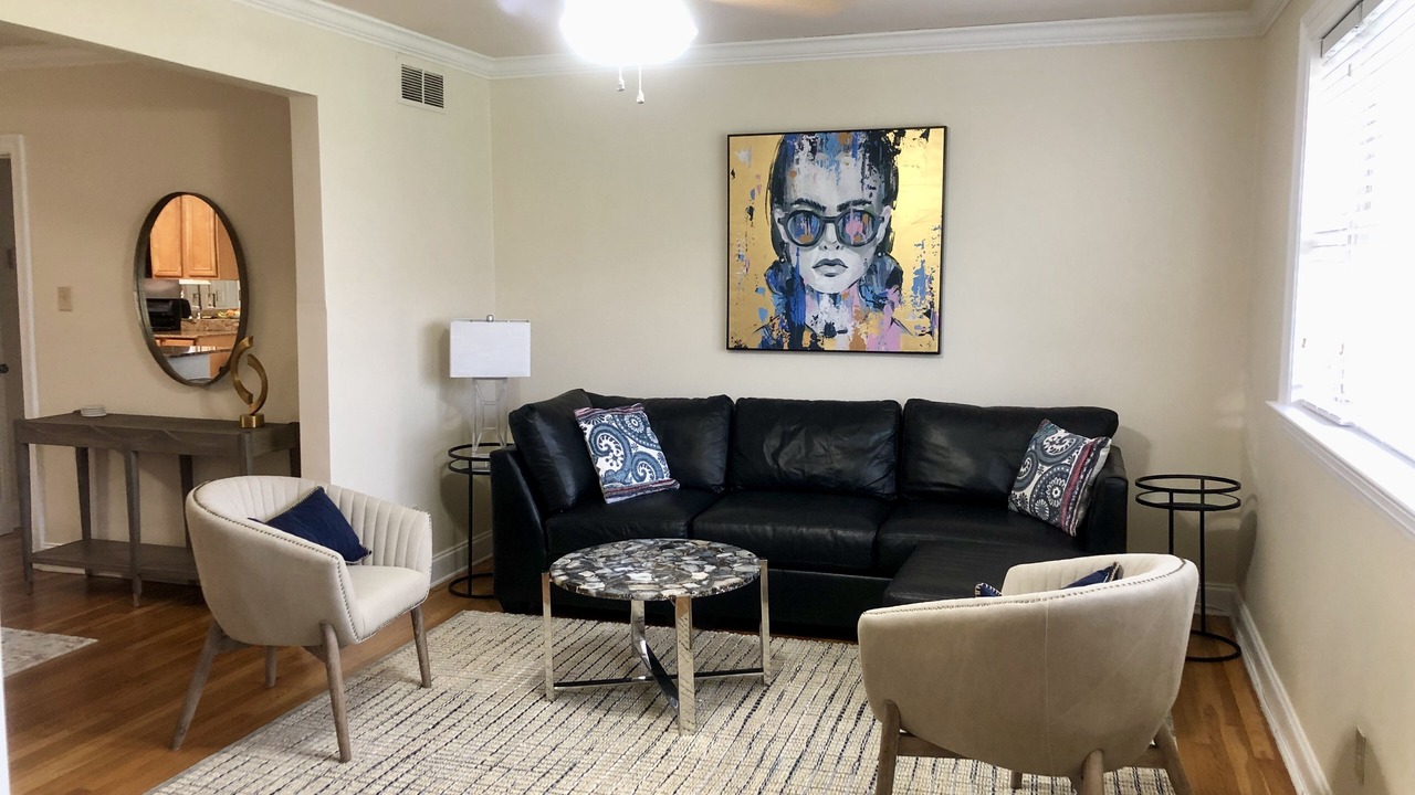 Photo of Livingroom in Lake Shore - Lake Vista