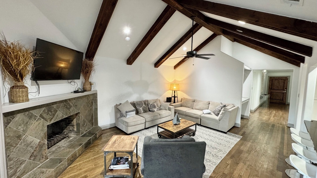 Photo of Livingroom in Braeswood Place