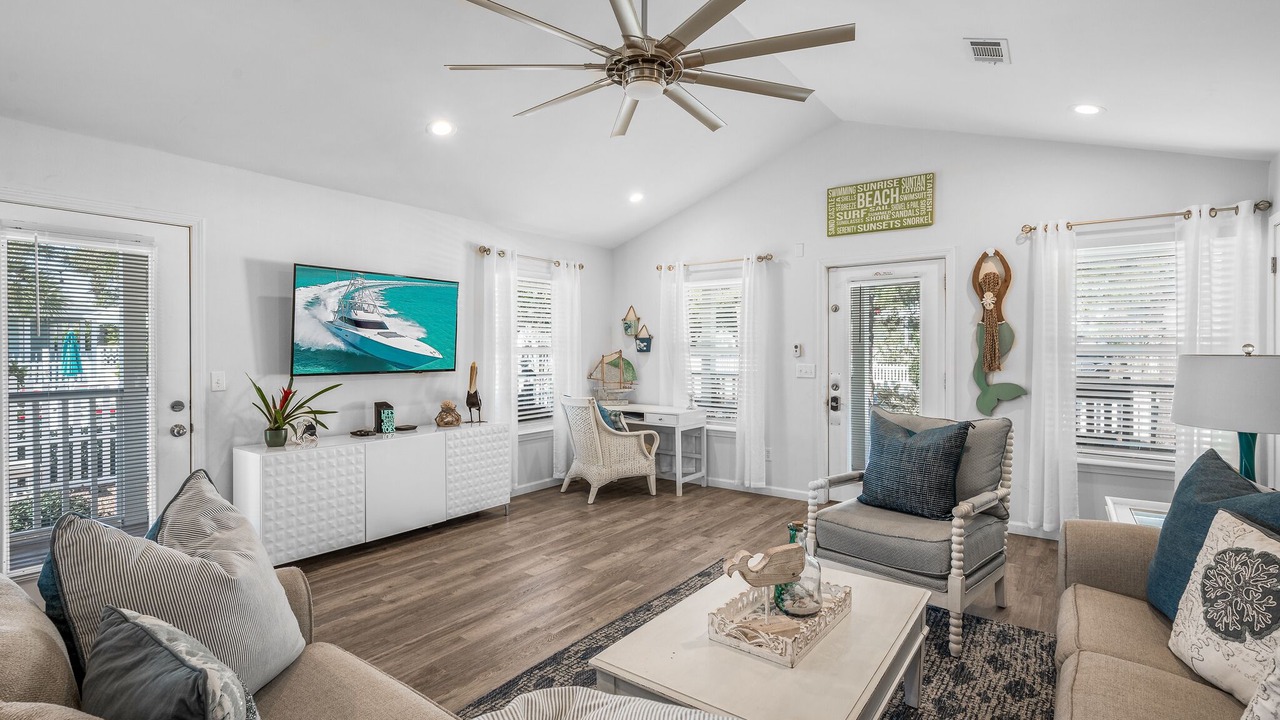 Photo of Livingroom in Clipper Cove