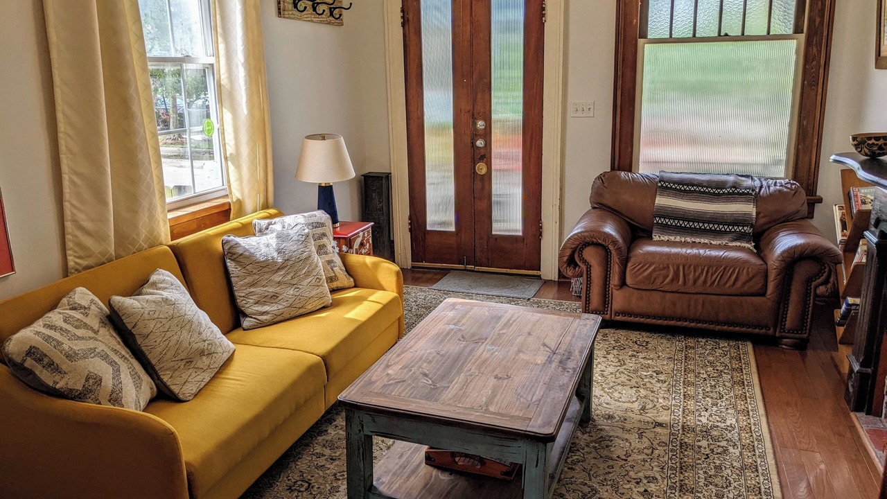 Photo of Livingroom in Mid-City