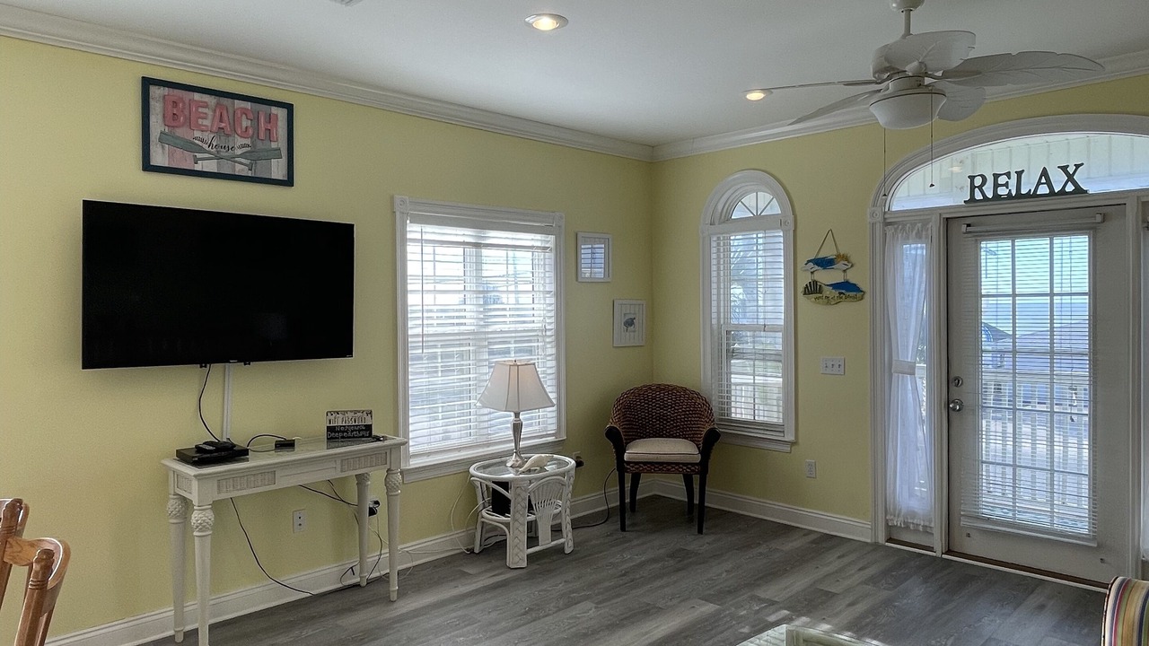 Photo of Livingroom in Lullwater Beach