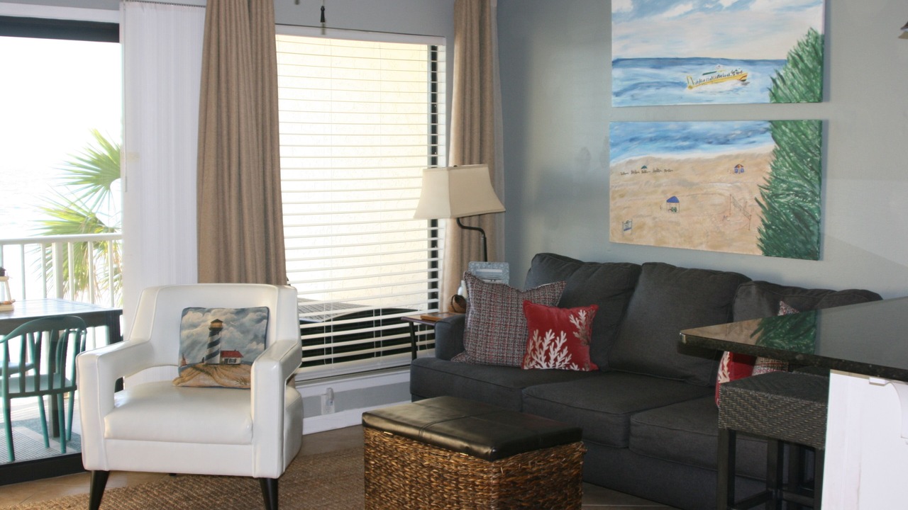 Photo of Livingroom in Biltmore Beach