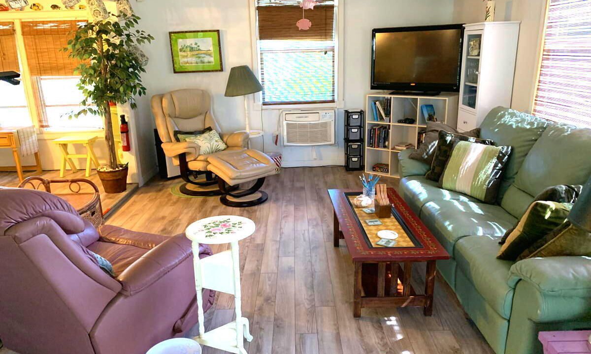 Photo of Livingroom in Pine Island Center