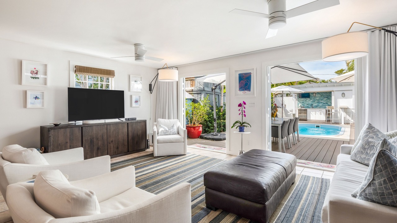 Photo of Livingroom in Uptown - Upper Duval
