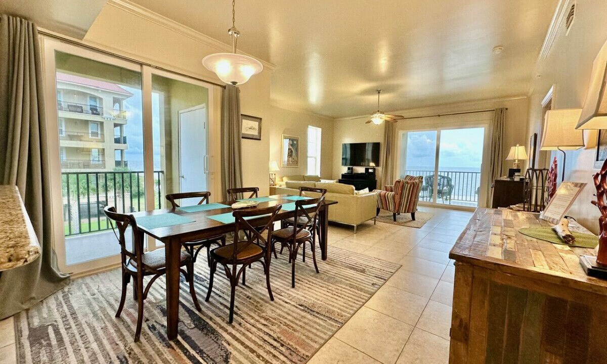 Photo of Livingroom in Henderson Point
