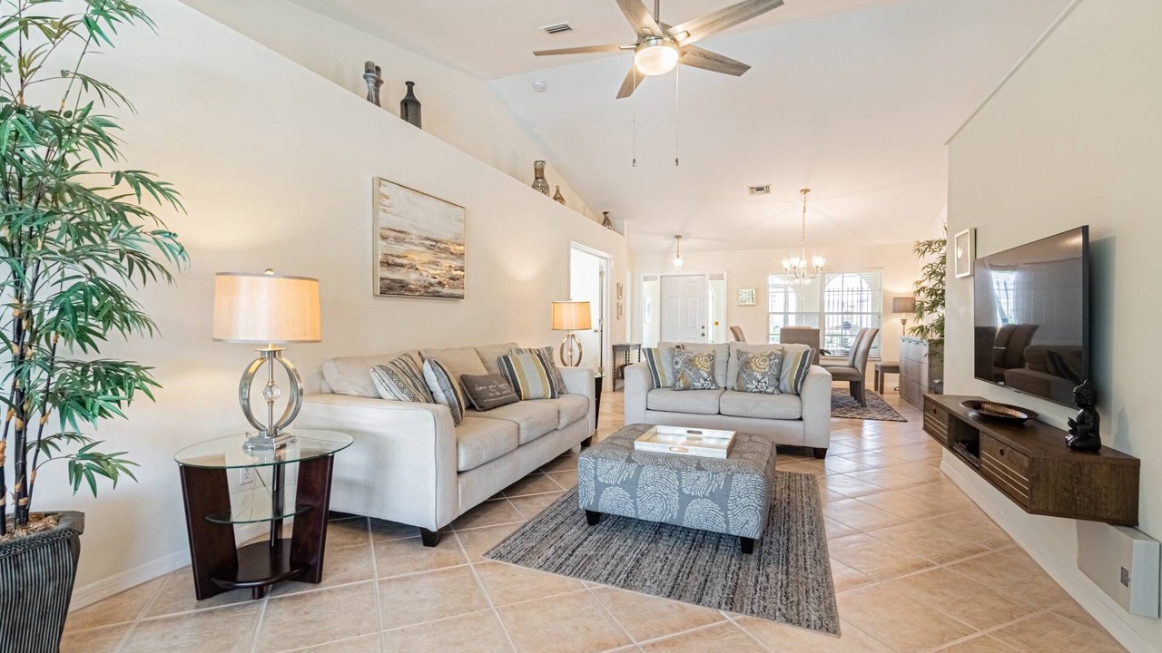 Photo of Livingroom in Crown Pointe