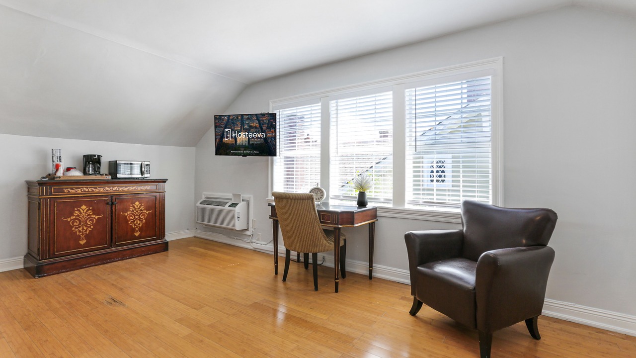 Photo of Livingroom in Mid-City