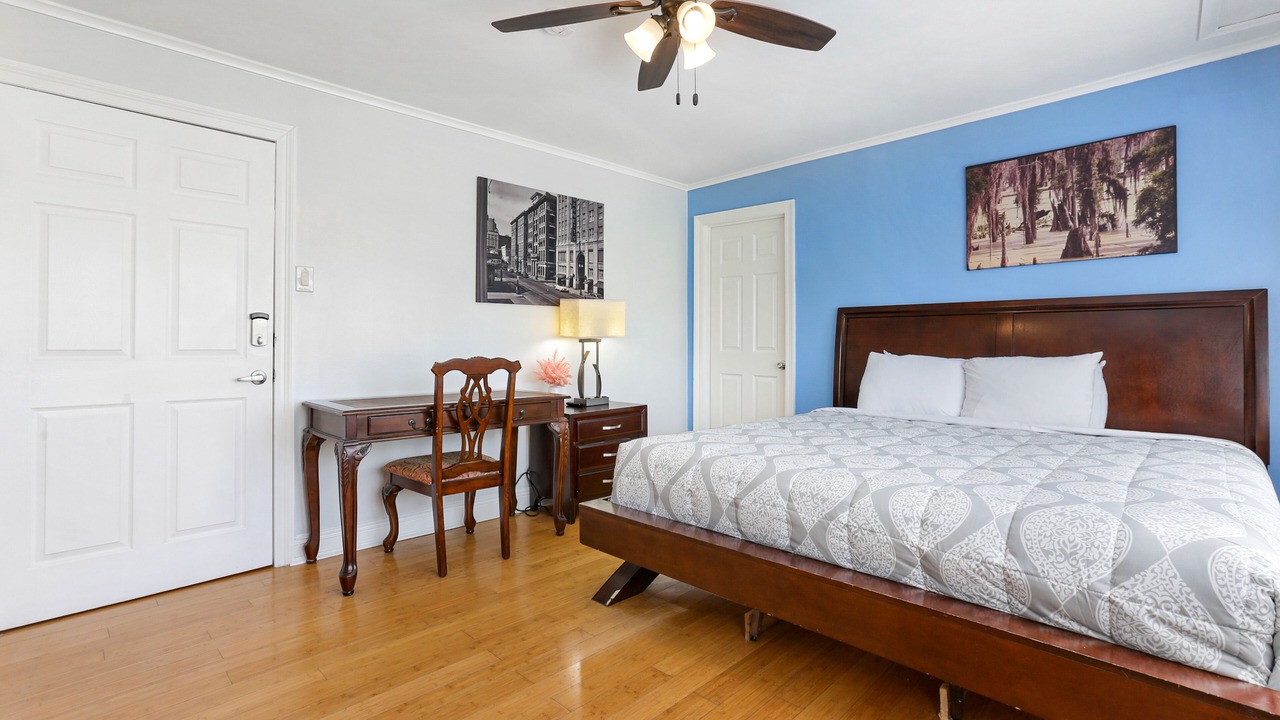 Photo of Livingroom in Mid-City