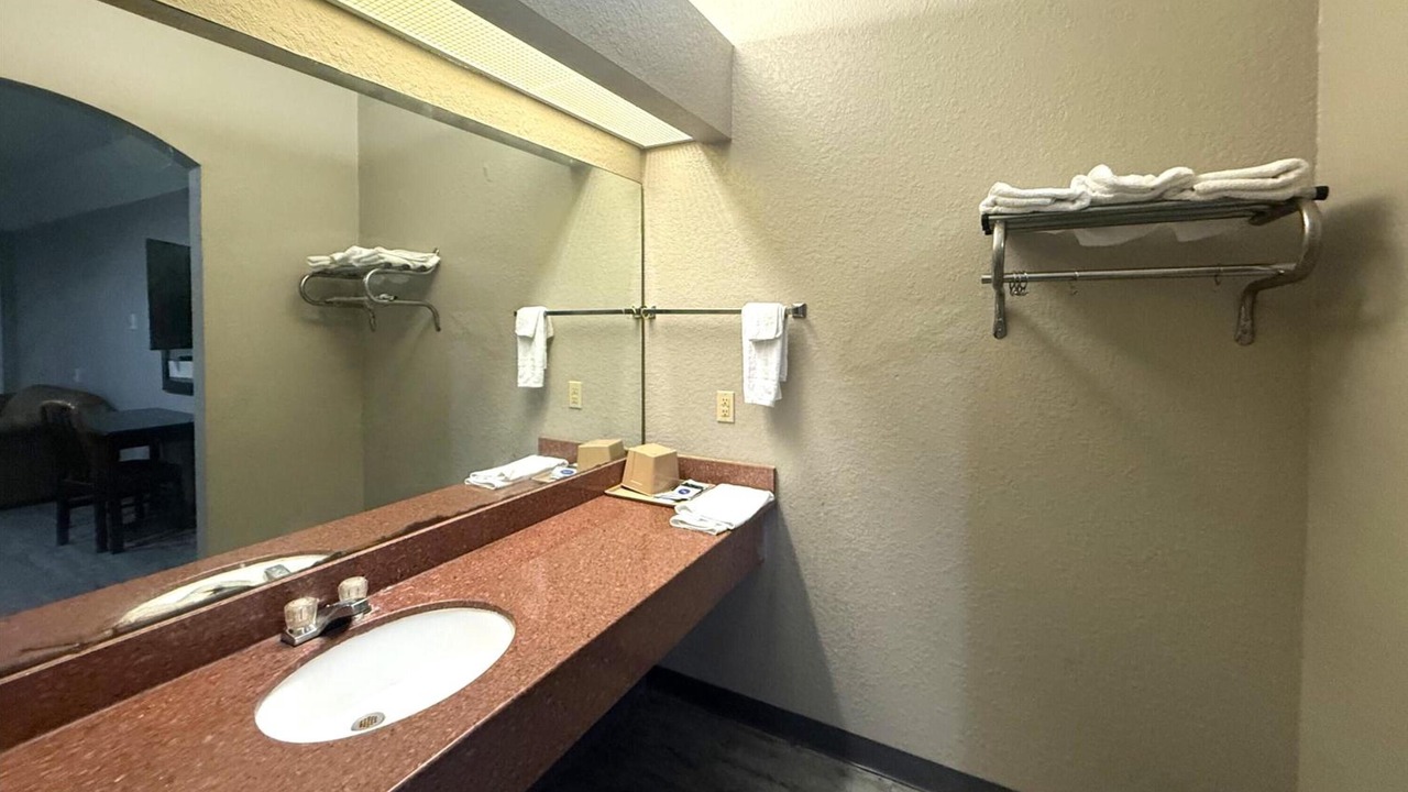 Photo of Bathroom in Greater Greenspoint