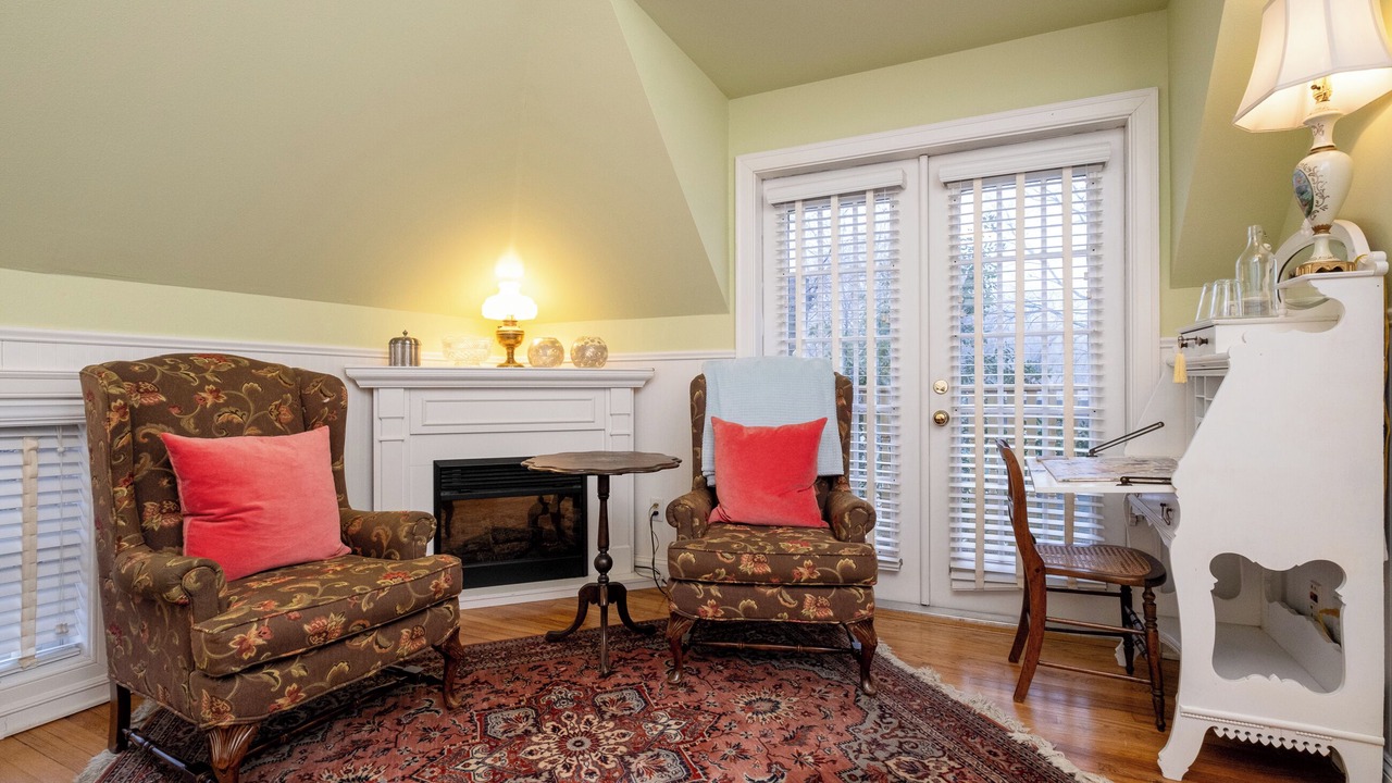 Photo of Livingroom in East of Broadway