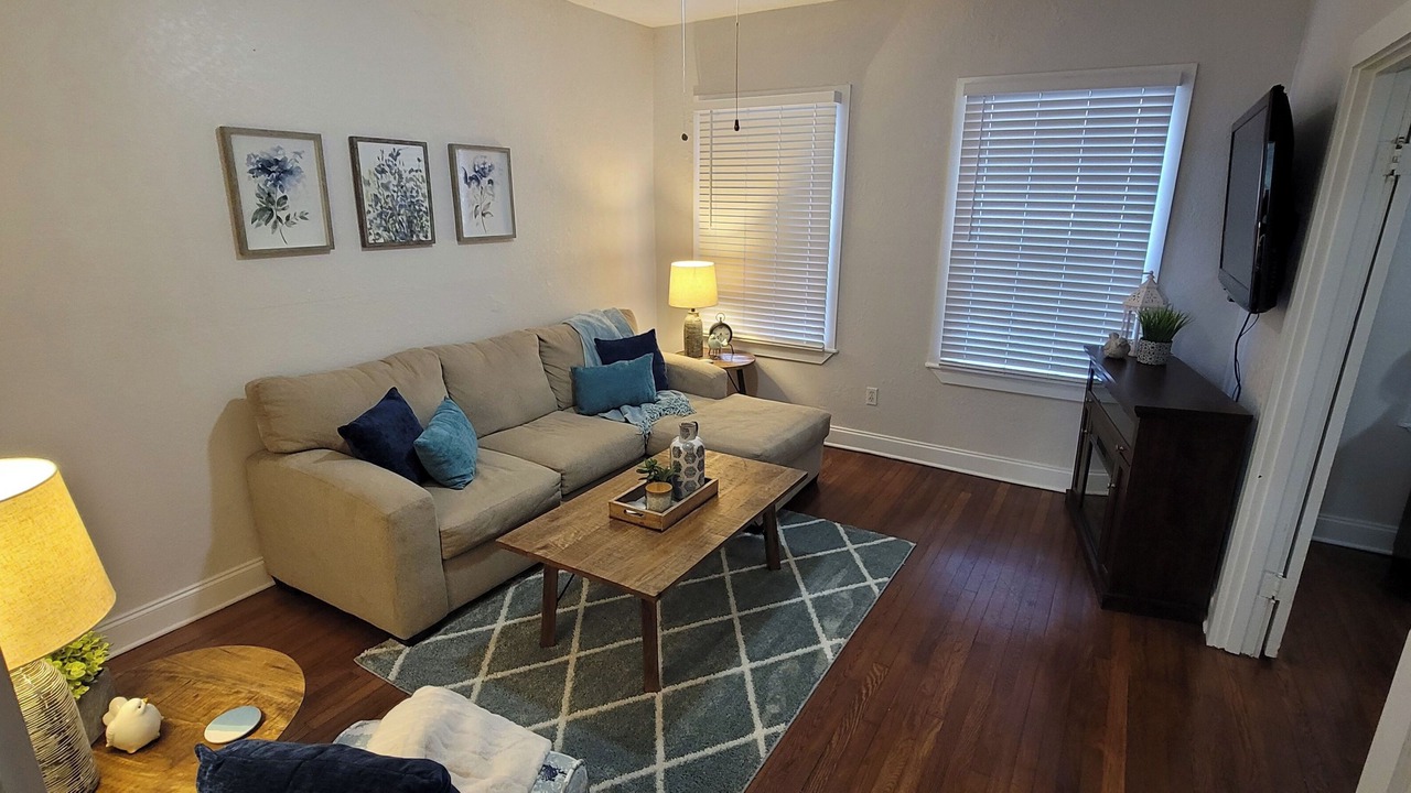 Photo of Livingroom in Courier City - Oscawana