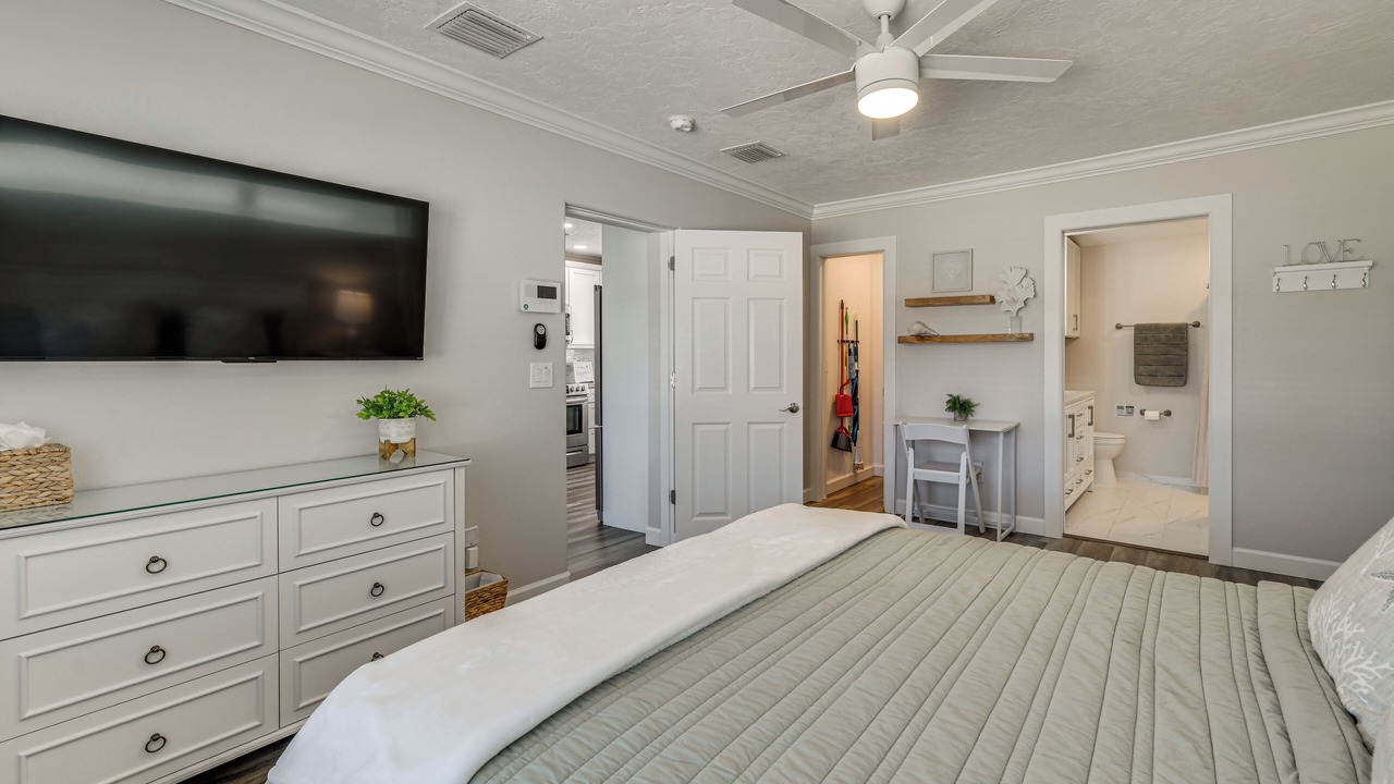 Photo of Bedroom in Bayshore Gardens