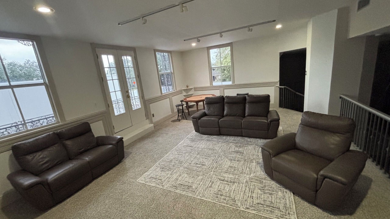 Photo of Livingroom in Lake Terrace & Oaks