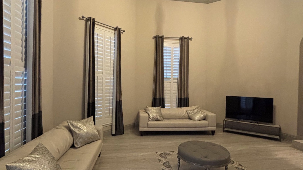 Photo of Livingroom in Lake Terrace & Oaks