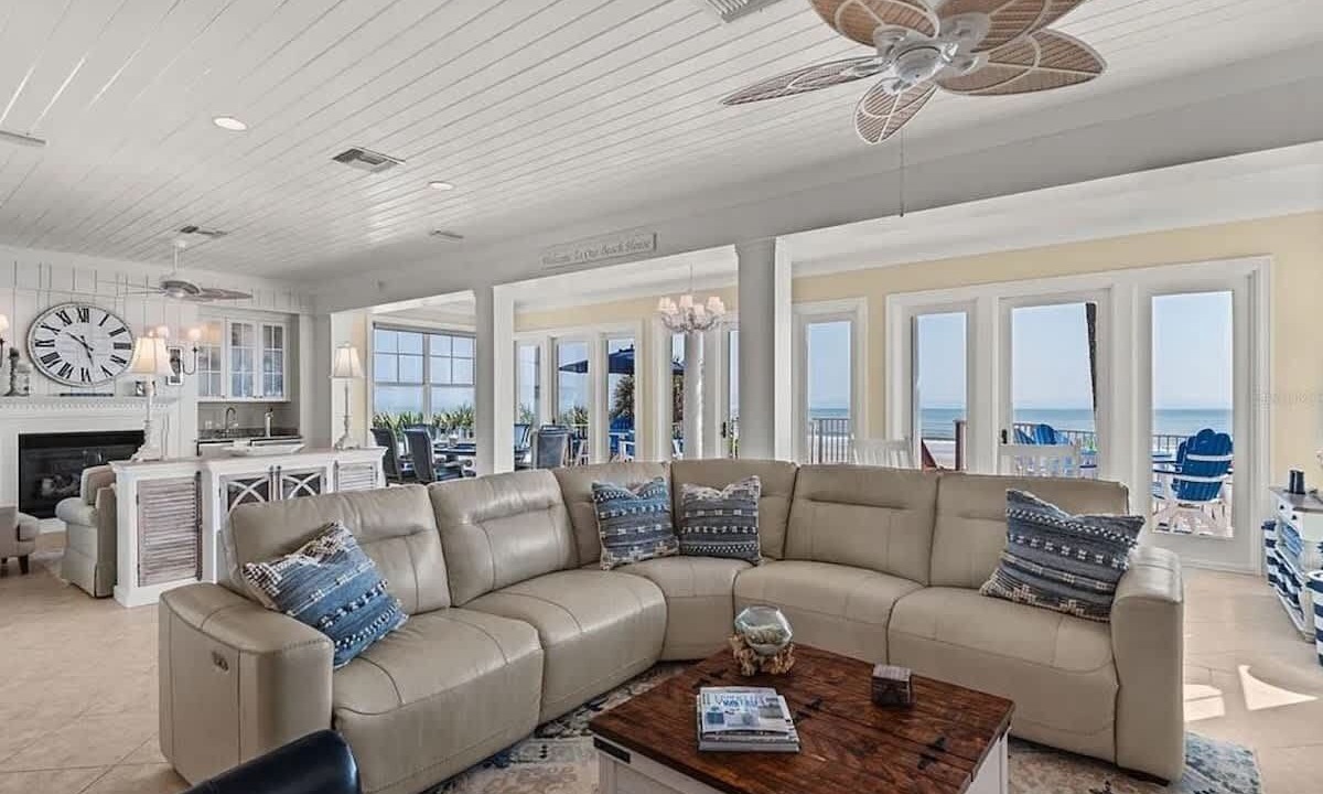 Photo of Livingroom in New Smyrna Beach