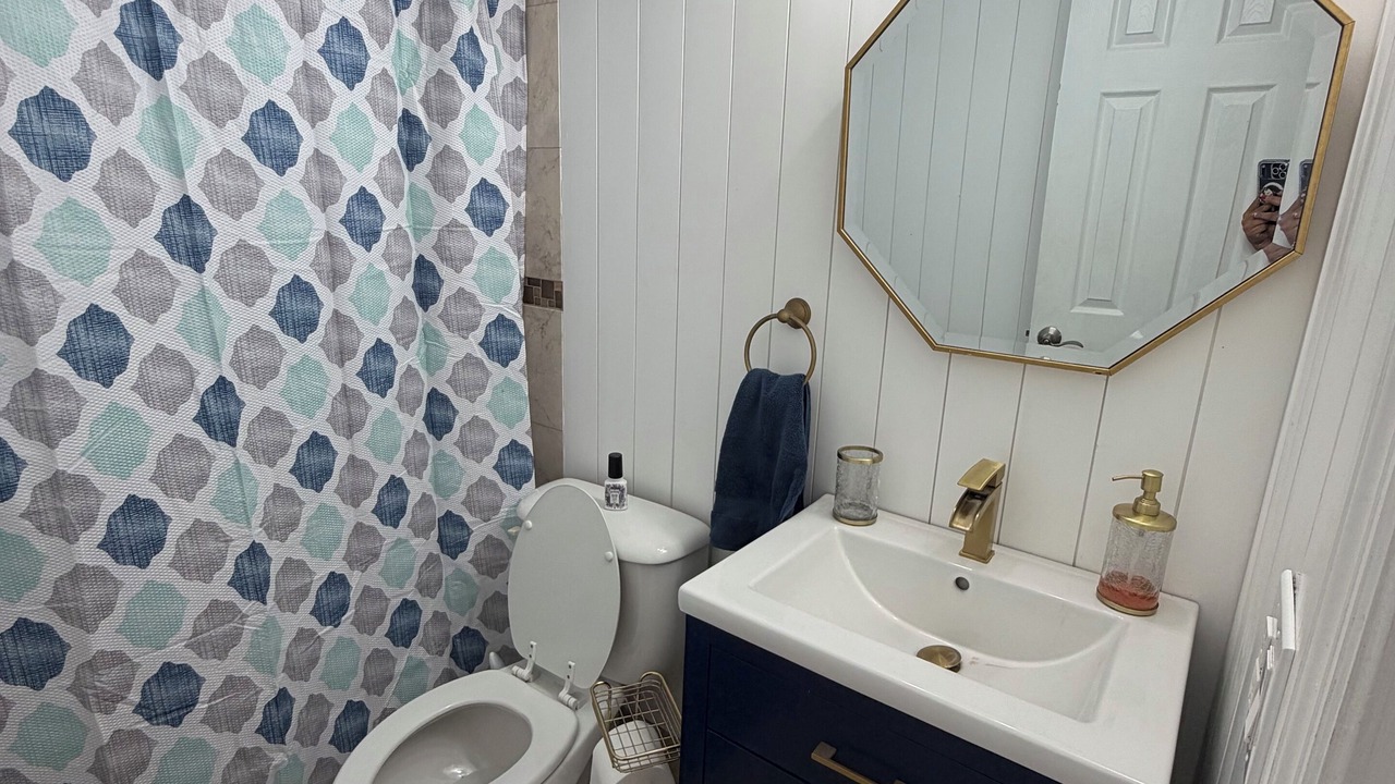 Photo of Bathroom in Kendale Lakes