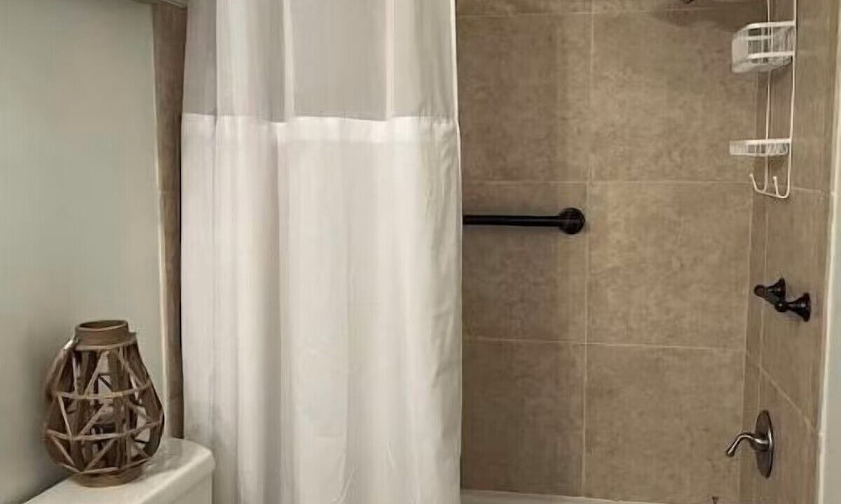 Photo of Bathroom in Henderson Point