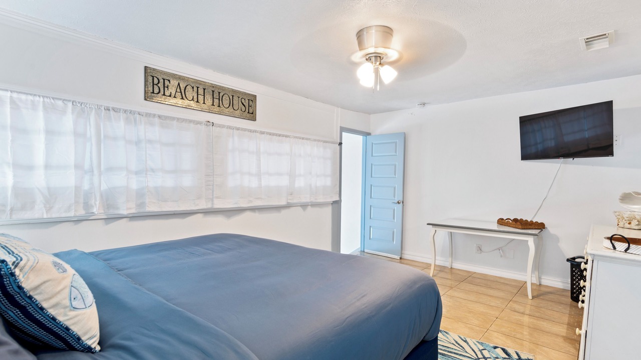 Photo of Bedroom in Crystal Shores