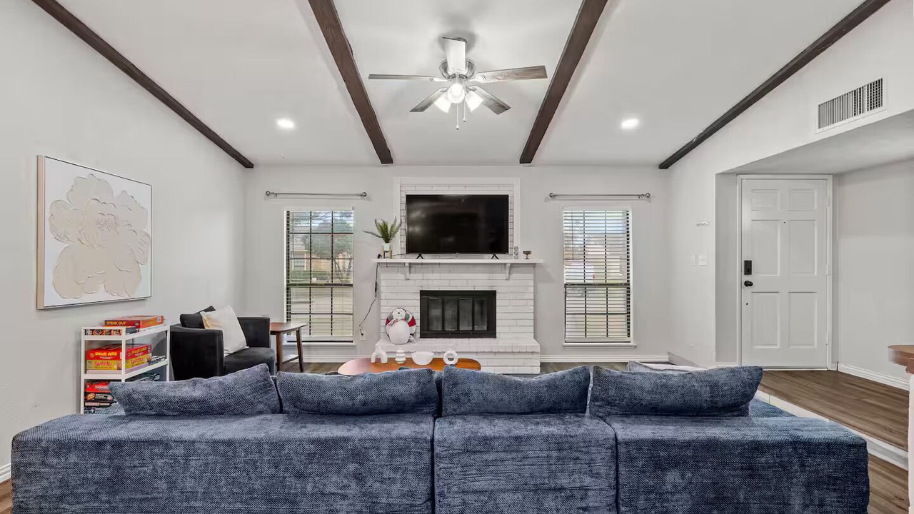 Photo of Livingroom in Northeast Carrollton