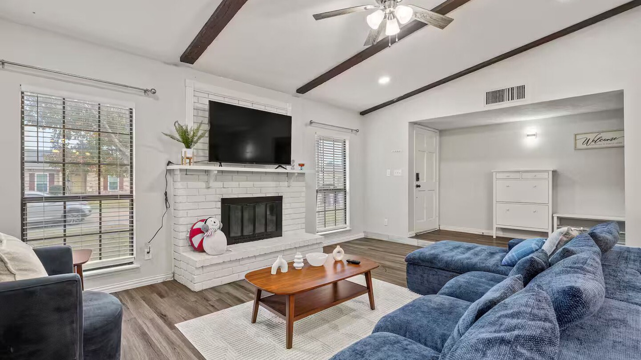 Photo of Livingroom in Northeast Carrollton