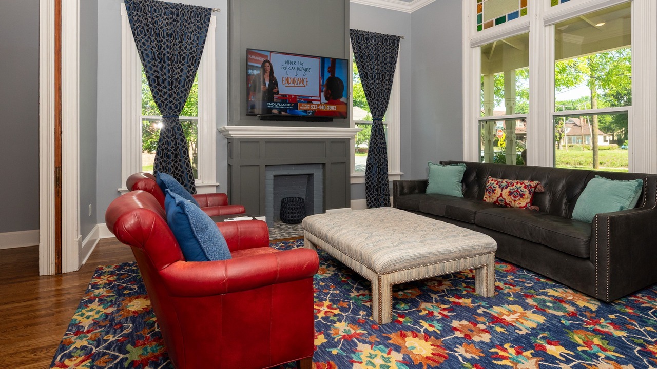 Photo of Livingroom in East of Broadway