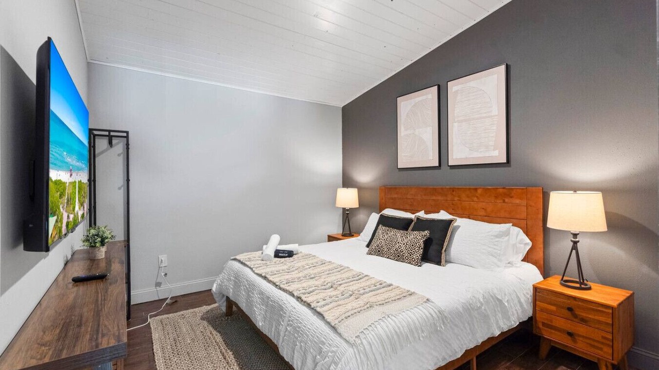 Photo of Bedroom in Ludlam