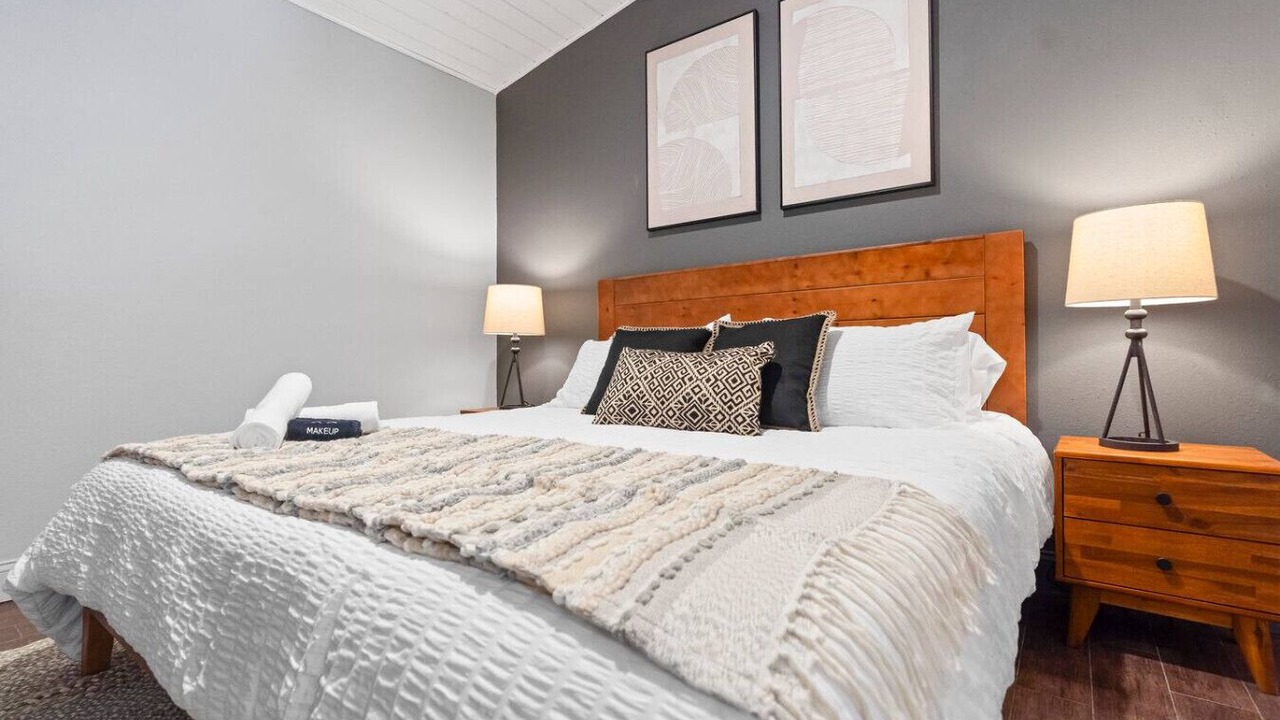 Photo of Bedroom in Ludlam