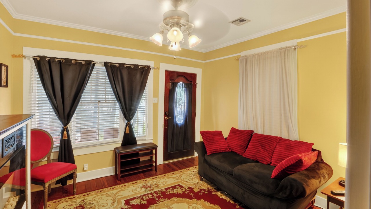 Photo of Livingroom in Irish Channel