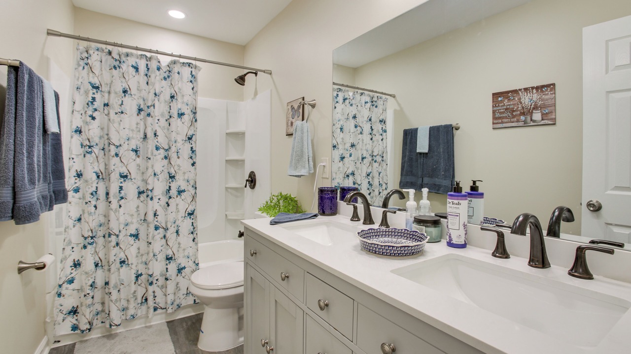Photo of Bathroom in Kenner - Louis Armstrong International Airport