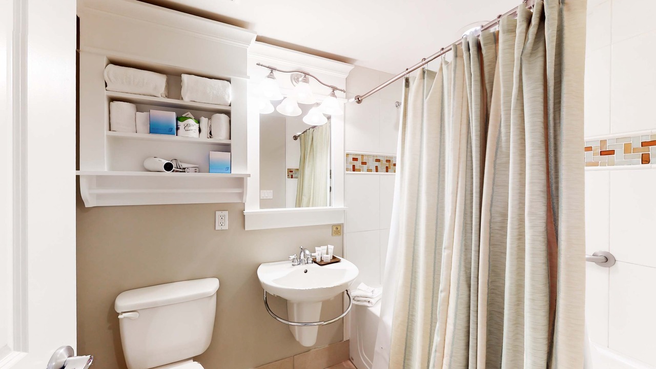Photo of Bathroom in Baytowne Wharf
