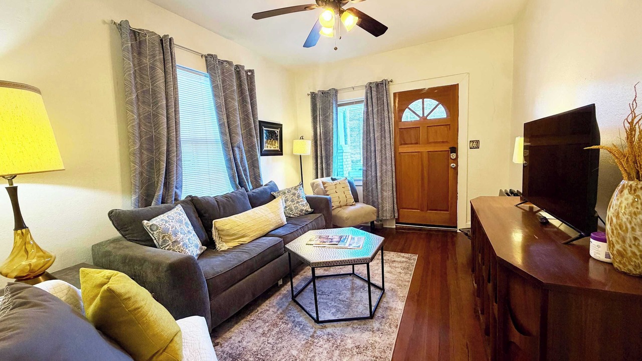 Photo of Livingroom in East Riverside