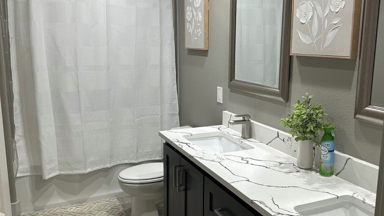 Photo of Bathroom in Oaks Historic District