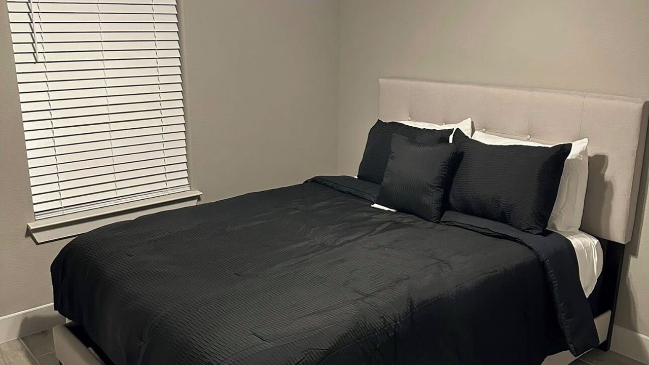 Photo of Bedroom in Oaks Historic District