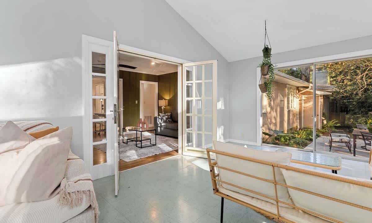 Photo of Livingroom in Tougaloo
