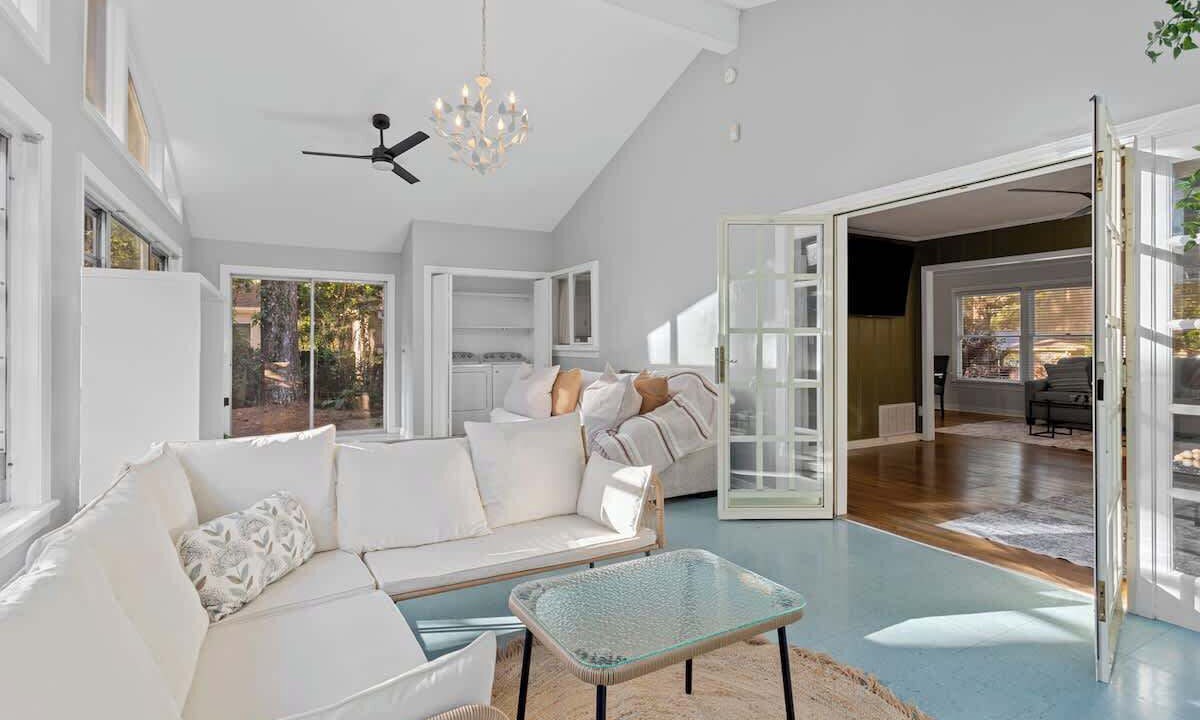 Photo of Livingroom in Tougaloo