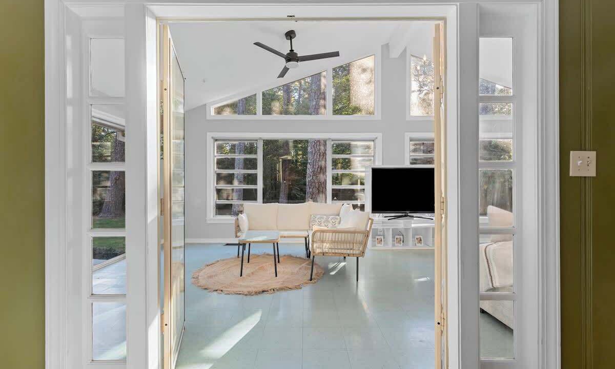 Photo of Livingroom in Tougaloo