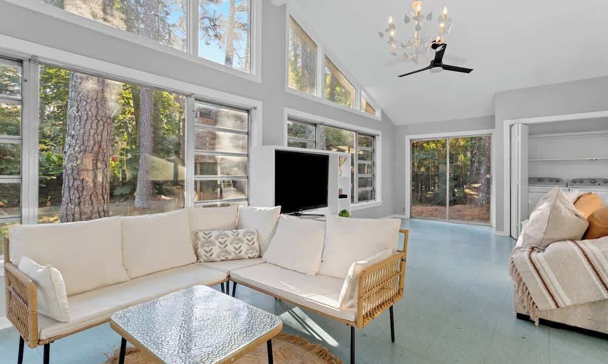 Photo of Livingroom in Tougaloo
