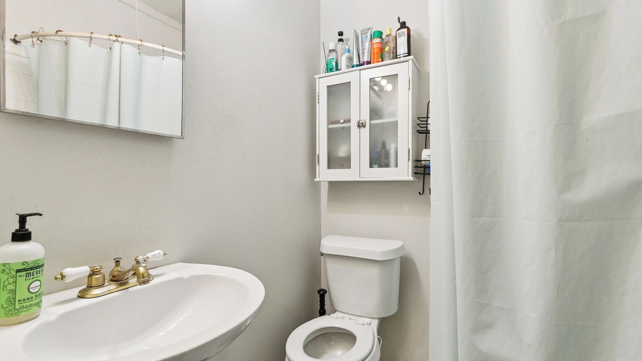 Photo of Bathroom in New Aurora - English Turn