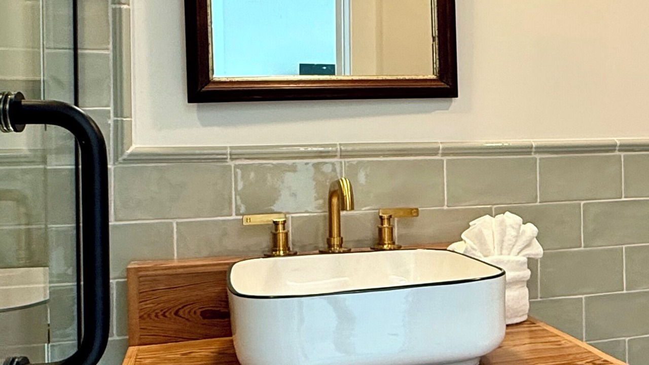 Photo of Bathroom in White Street Gallery District