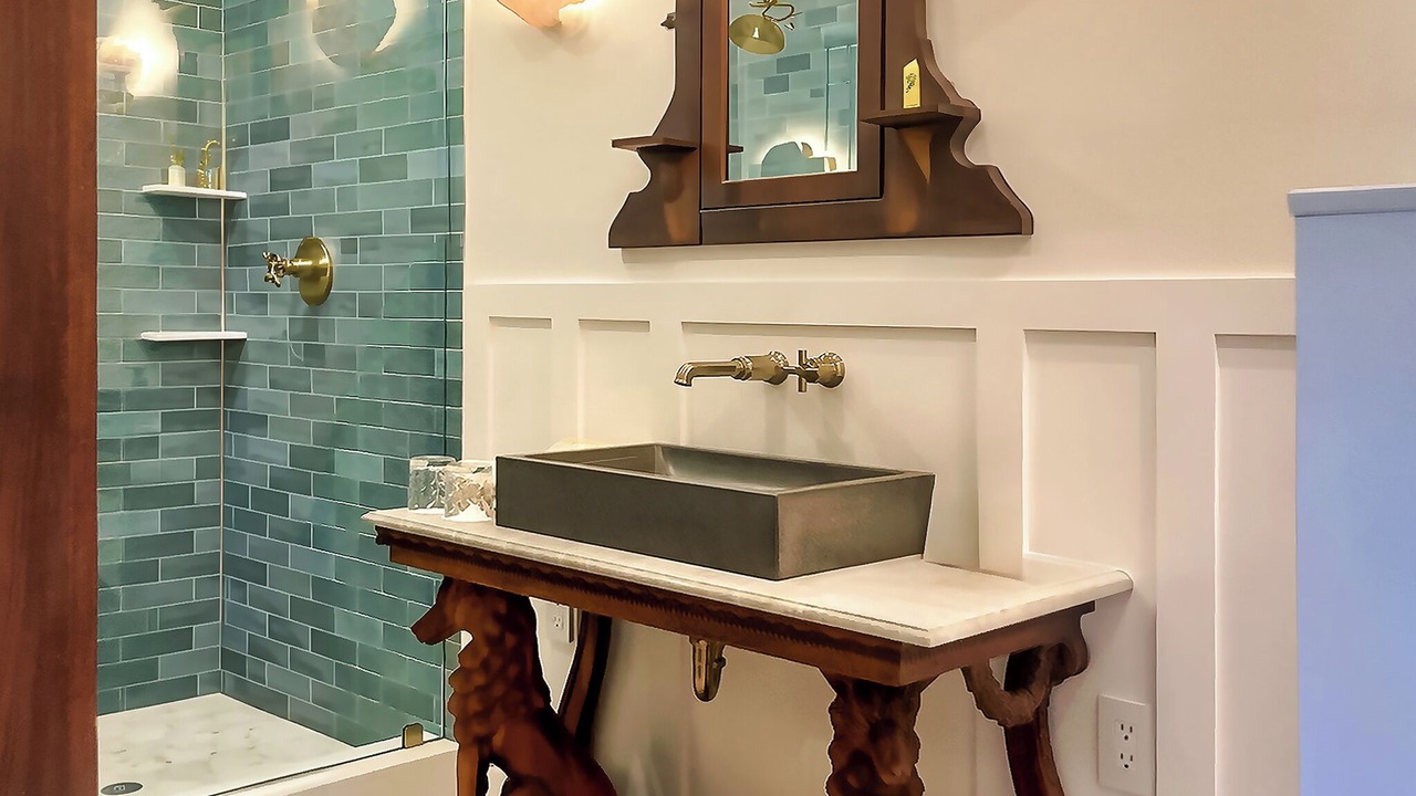 Photo of Bathroom in White Street Gallery District