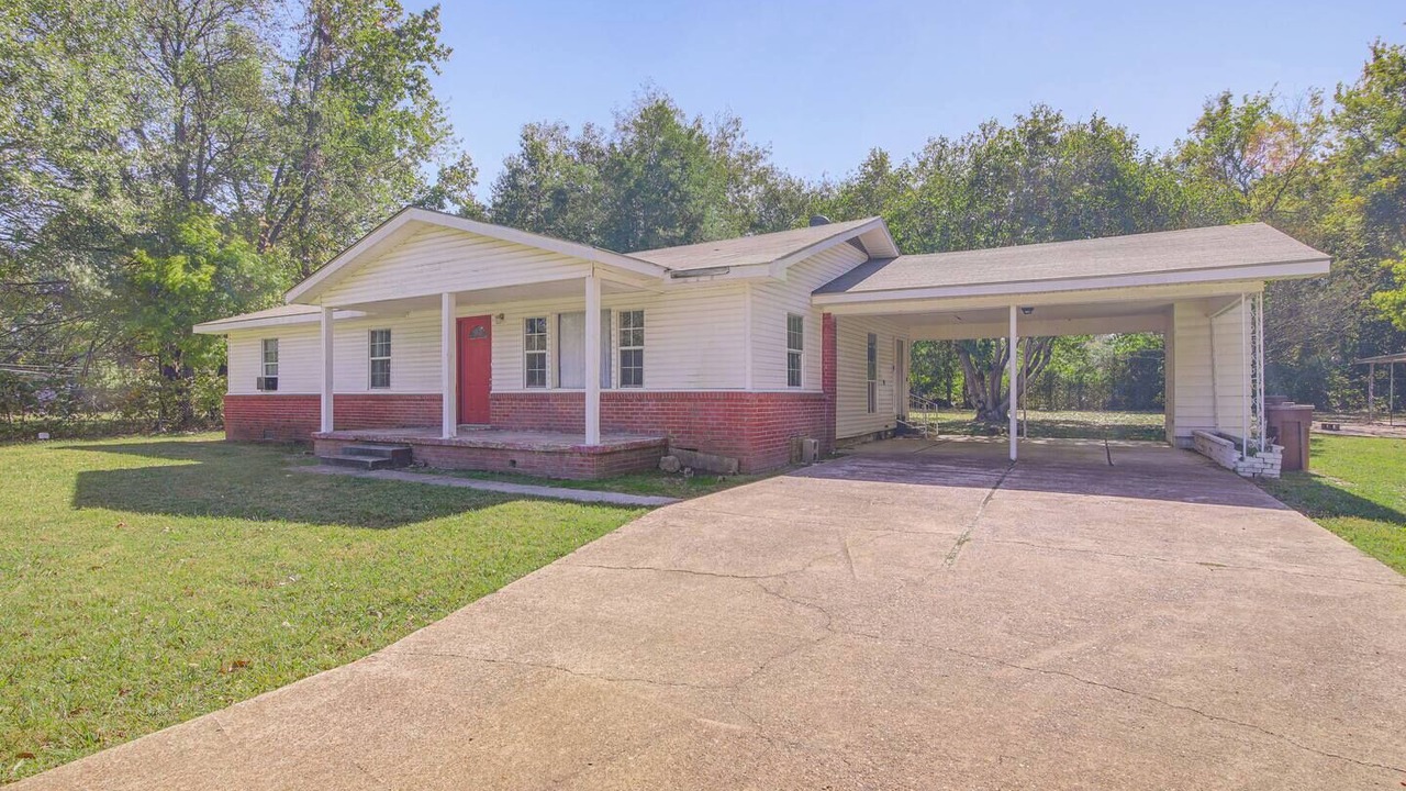 Photo of Outdoor in Poplar Grove