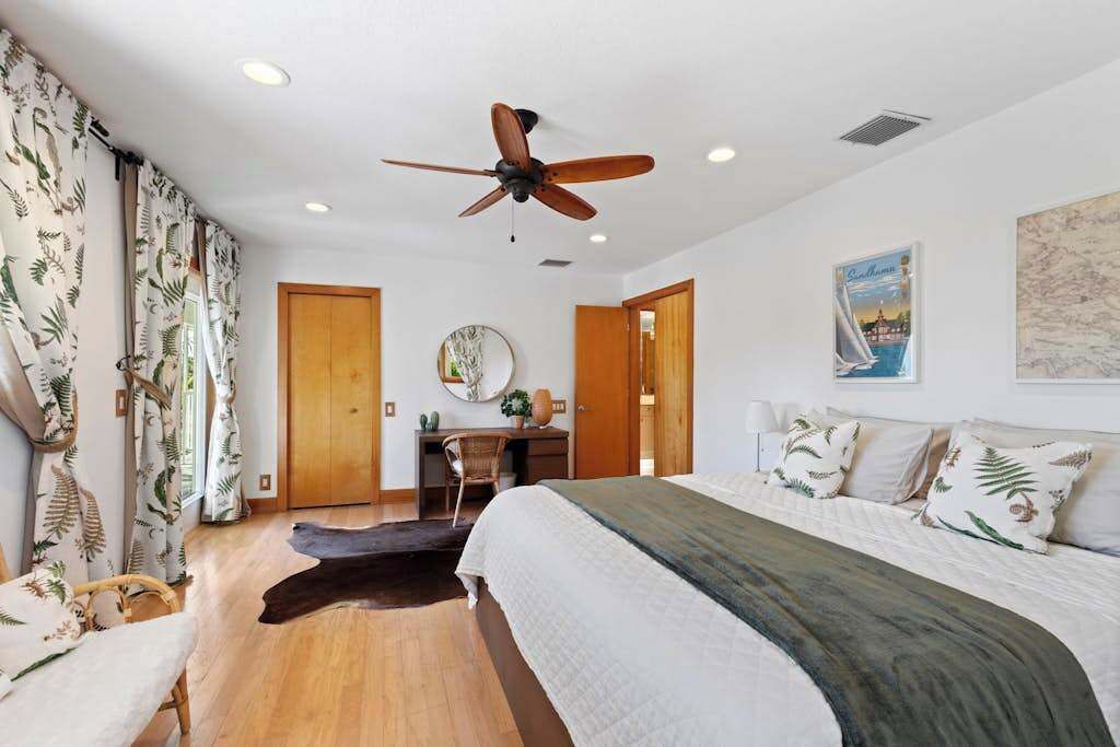 Photo of Bedroom in Bayshore Gardens