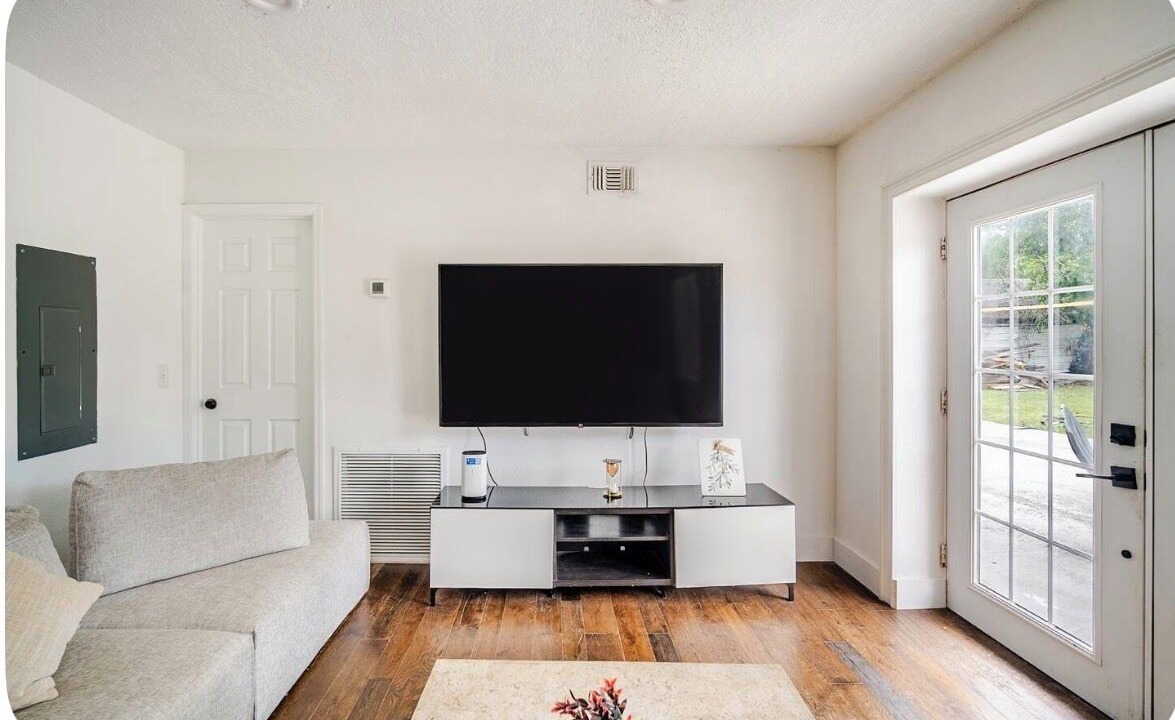Photo of Livingroom in Egypt Lake-Leto