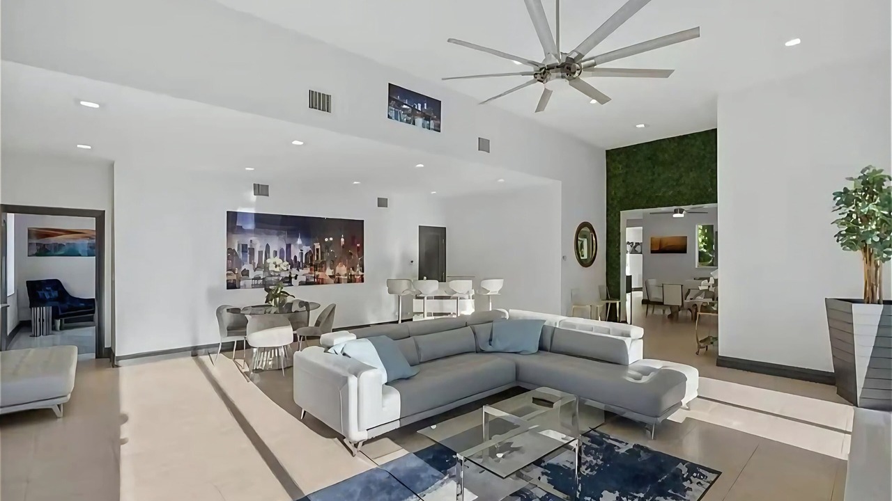 Photo of Livingroom in Ludlam