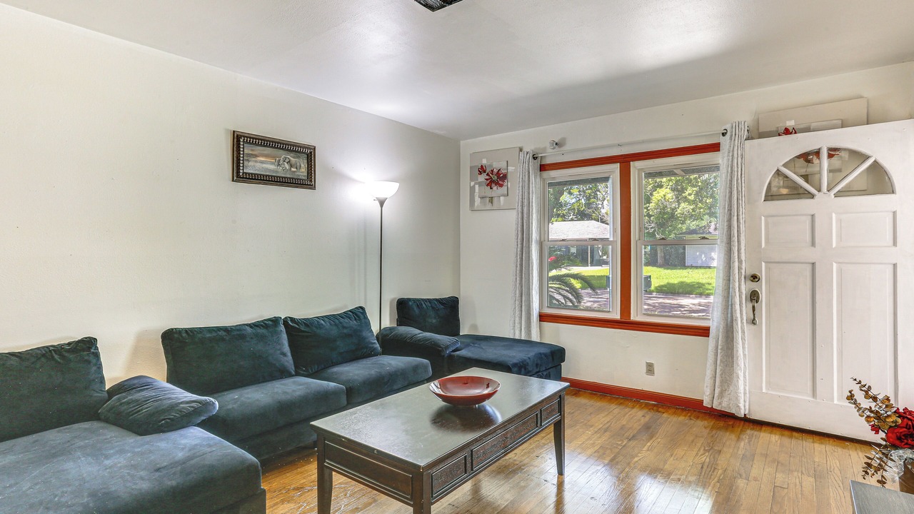 Photo of Livingroom in Orange